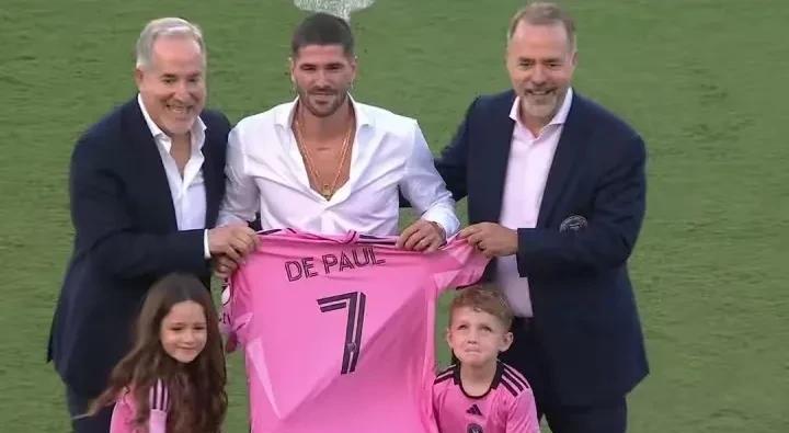 不懂就问，这德保罗怎么跟强盗一样
刚过去就把人家的7号球衣给抢过来了？
7号球员