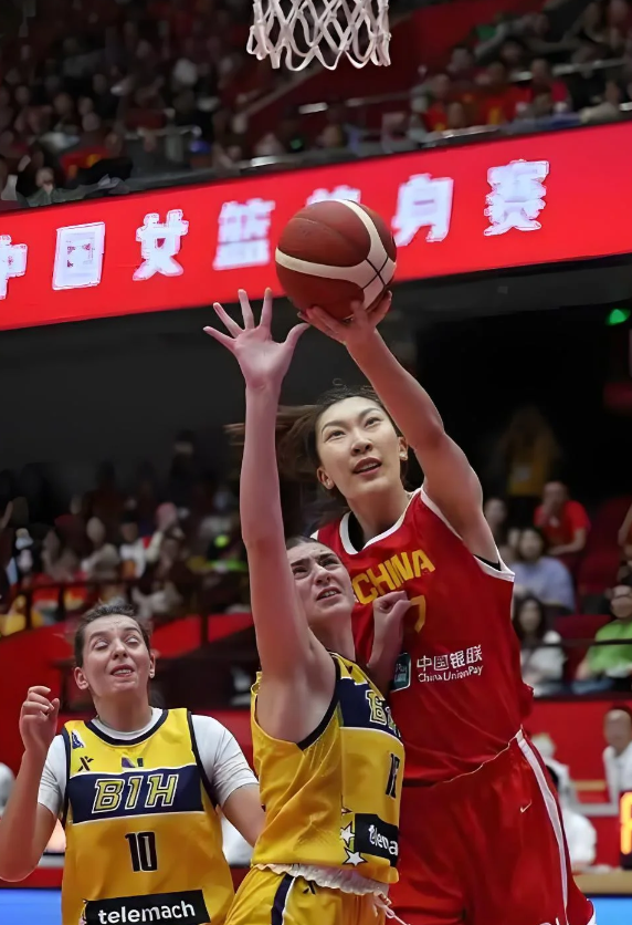 女篮三名教练给球队带来哪些改变？

许利民堪称女篮“铁血教官”，他敢把19岁李月