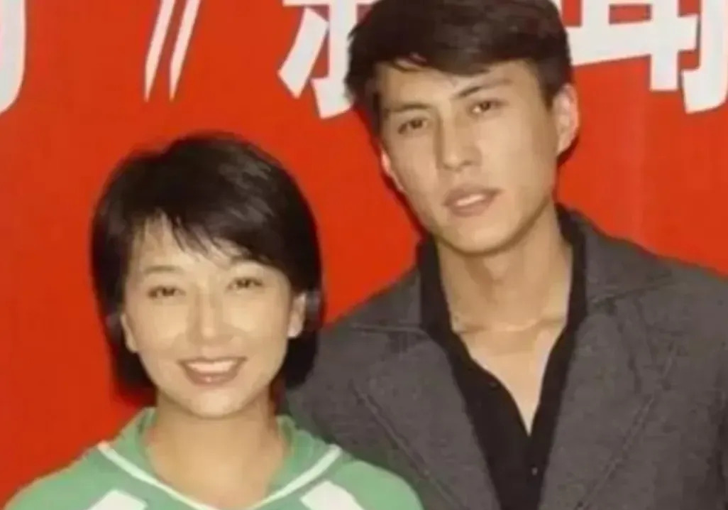 江珊情路回顾与现状











什么？靳东竟然把电视遥控器当手机？这也