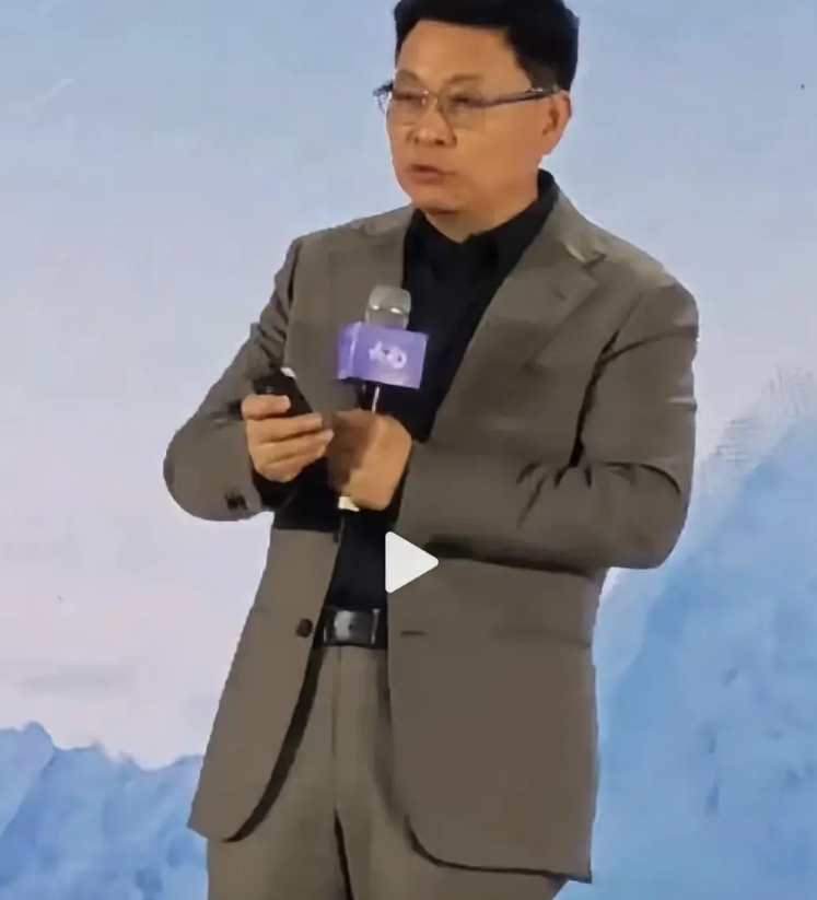 其实老余没必要置气，在这么重要的场合直接拉踩友商，实在有失大将风度，也给人一种窝