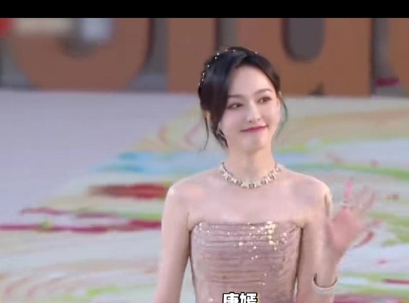 金熊猫奖红毯杀疯了！唐嫣鎏金抹胸裙封神，72岁赵雅芝美上热搜
2025年金熊猫盛