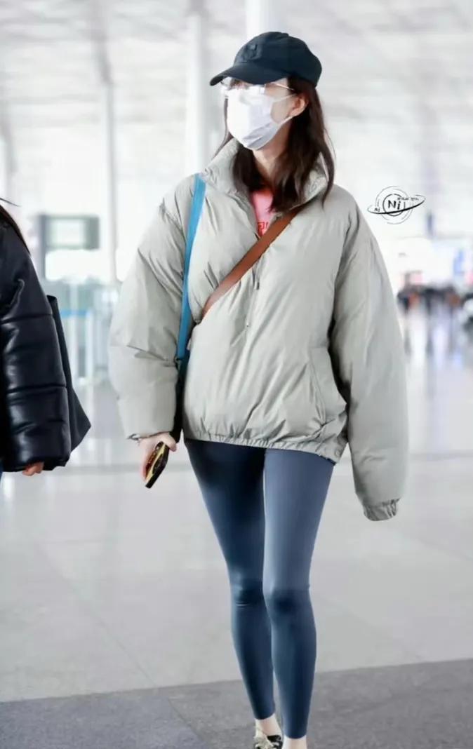 上海地铁男这事儿出来后
有人责怪女生为什么要穿瑜伽裤？ 
首先我是支持小姐姐穿衣
