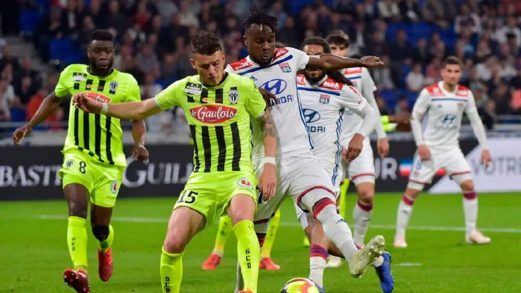 法甲联赛第8轮即将迎来一场焦点对决，里尔将在主场迎战里昂。这场比赛不仅是两支传统劲旅的较量