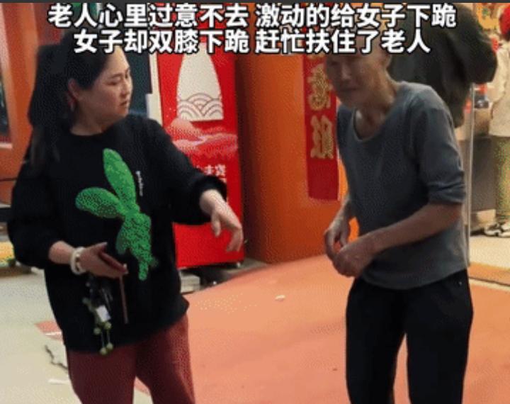 [胡瓜]“看哭了，老人家太可怜了”！安徽，一位老大爷在街头用推车推着老伴儿，夫妻