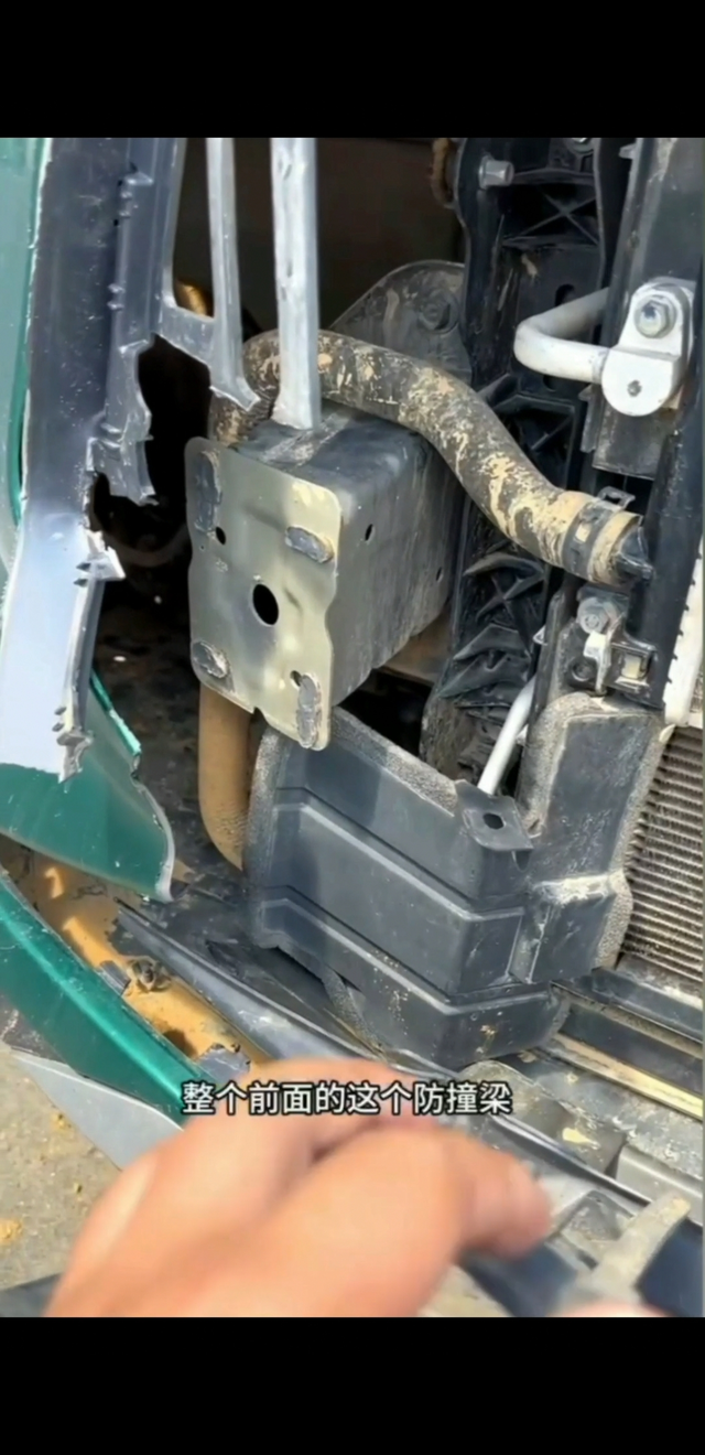 比亚迪宋prodm质量堪忧
比亚迪宋prodm正常拖车情况下把防撞梁拖掉了，里面