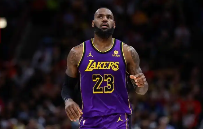 已知杜兰特签了2年的9000的续约合同，詹姆斯签个2年1亿是合理的
上赛季，詹姆