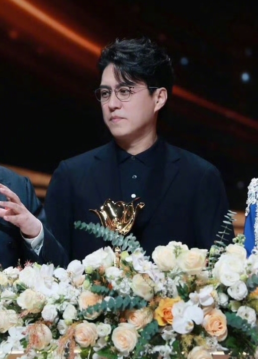靳东荣获白玉兰戏剧艺术奖
他拍戏半辈子，这是他第一个重量级奖项，电视剧三大奖提名
