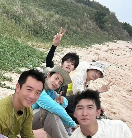 这是哪档综艺，节目组竟然能说服所有嘉宾全素颜出镜？ ​​​