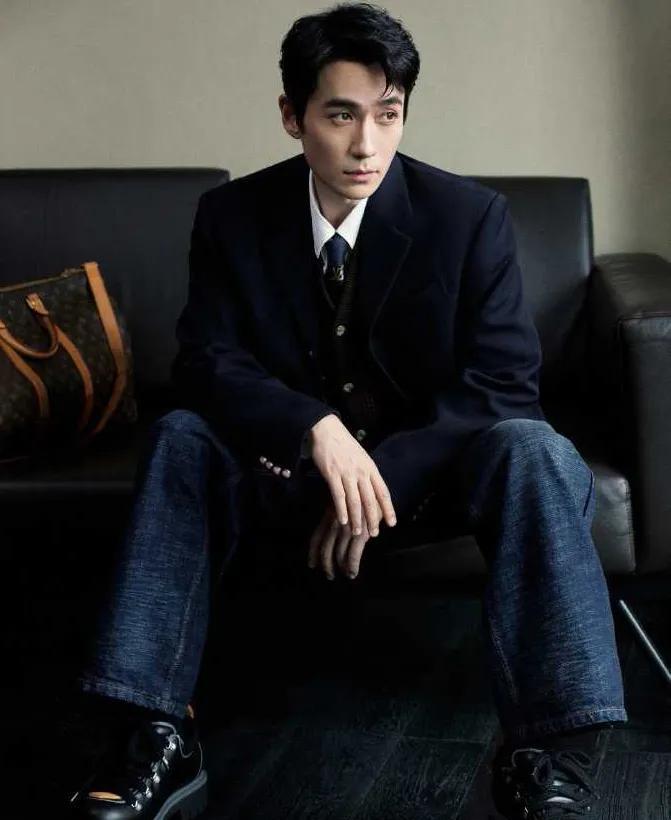 心临其境 ，积淀无限。将书页折成时间，生长于未命名的漫游，尽兴瞬间。
@朱一龙身