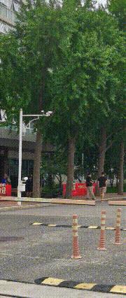 国乒出发瑞典，肖指导这次跟赛。
佳佳推两个大箱子[偷笑]
难道国乒现在真是缩减开