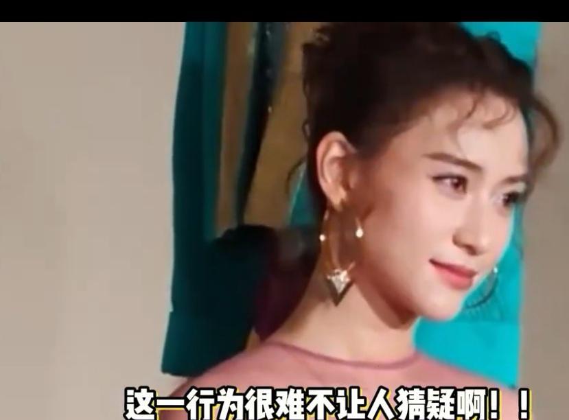 何超莲现身拒采访！婚变传闻又炸了？
9月17日何超莲终于露面！穿紫色纱裙扎丸子头