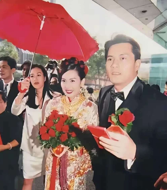 红色雨伞女子旁边那个黑衣男是谁？好面熟。
