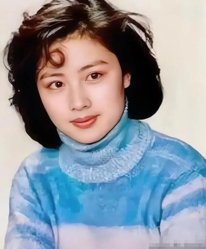 能认出照片中的女演员，应该都是六七十年代出生的人了。她眼神柔和，看起来比较温柔，