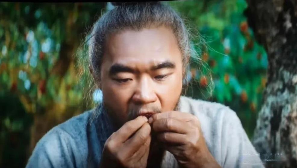 影片最后，大鹏人生中第一次吃荔枝，是因为长安沦陷了，杨贵妃吃不到荔枝了，大鹏才舍