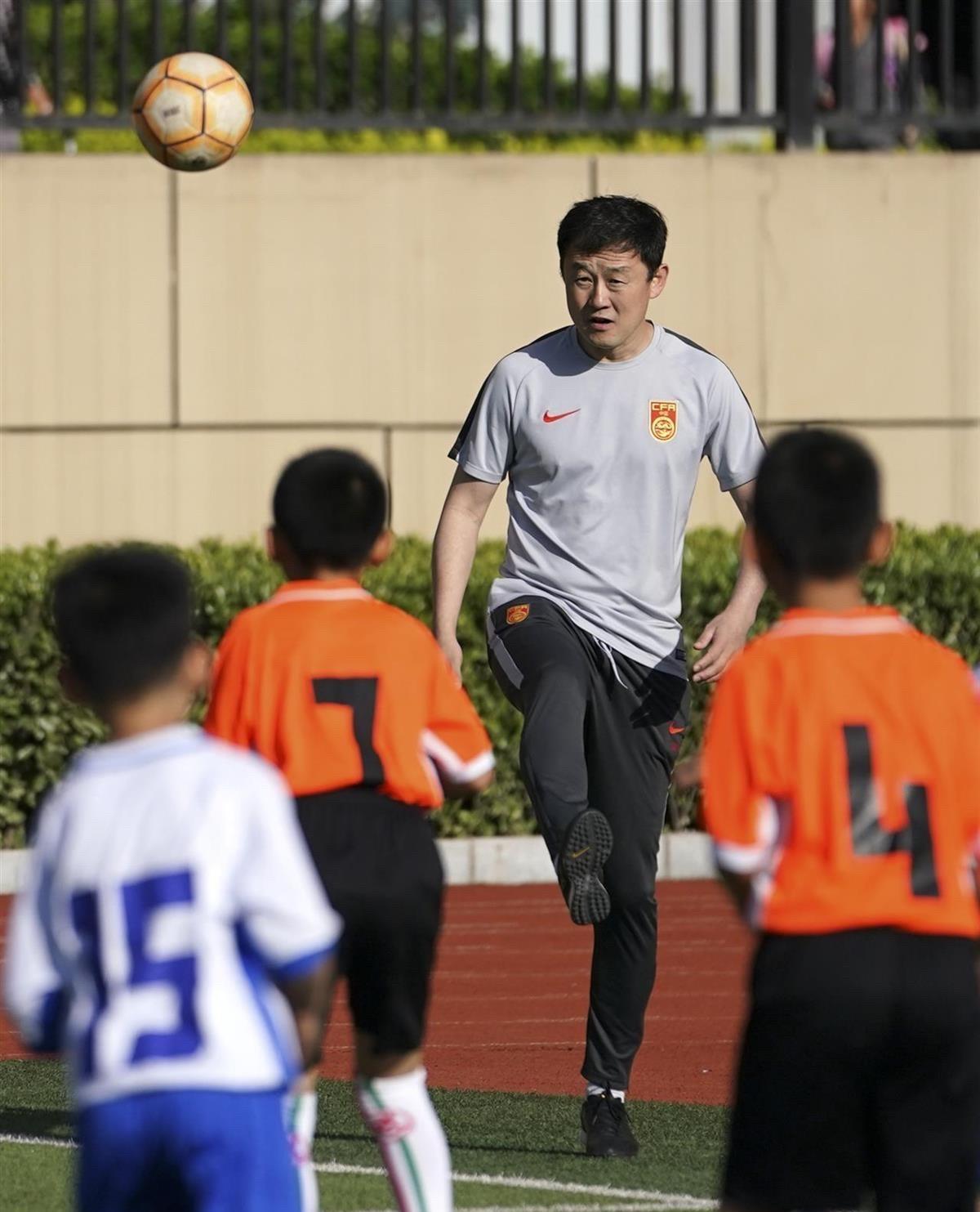 但谁能想到，孩子受伤退出，却被索赔18万？家长喊冤，
孙继海的青训机构“嗨球”号