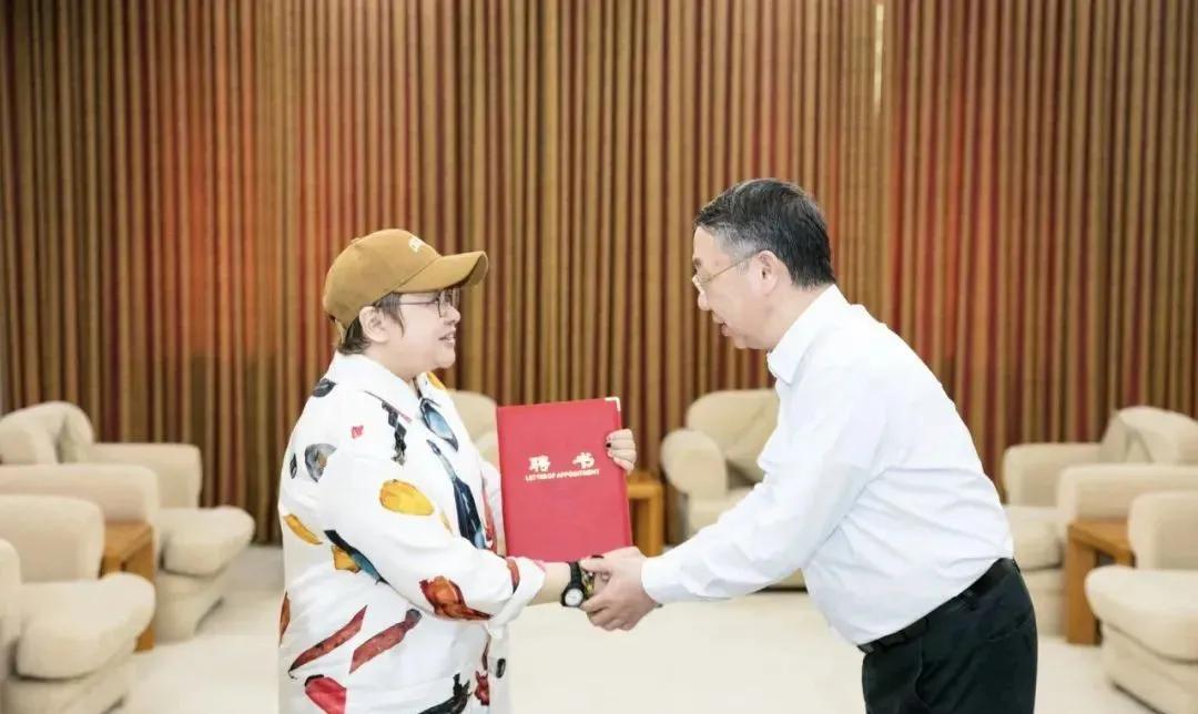 韩红变“蒙面诗人”？新书见面会现场揭秘文字里的另一个自己！ 
那个唱《天路》震得