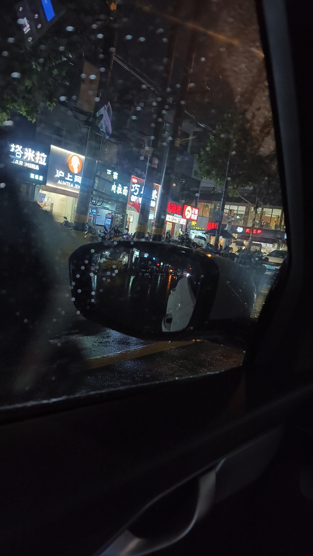 买车后生活变化
一丶以前
因为之前没有买车一直骑车上班，没有任何开销，而且自己以