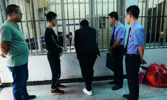 缓刑两年不是过两年再服刑。缓刑就像是给犯人一个考验期，比如判了2年有期徒刑缓刑2