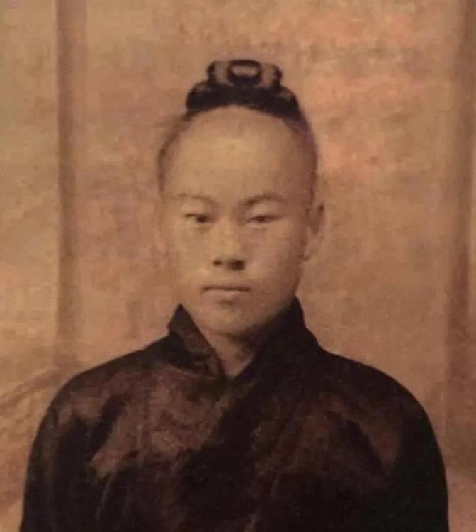 1938年，一群日军闯进威海的的天后宫，将一名道士打得奄奄一息后扬长而去。然而接