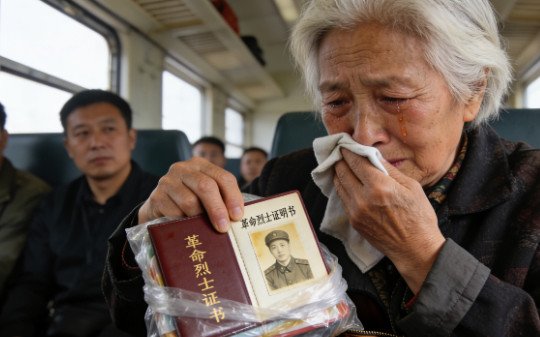 62岁老人被公交司机当众羞辱，直到亮出那张证后，整个城市都惊动了