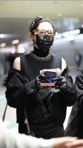 彭小苒最新机场路透，紧身裤都穿出了宽松效果，这么美了，姐姐要注意身体哦～