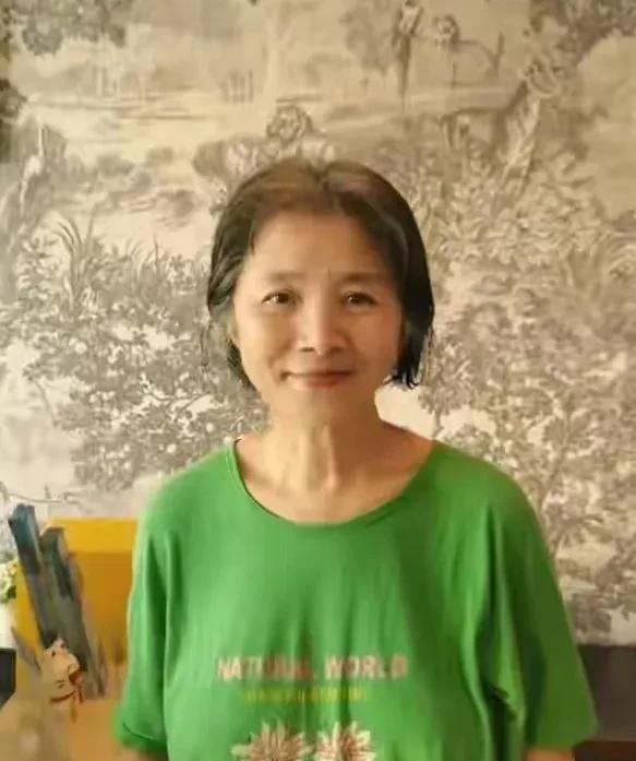 “大脚娘”迟蓬老师难得出现在公众的视野。
在目前热播的电视剧《生万物》中成功饰演