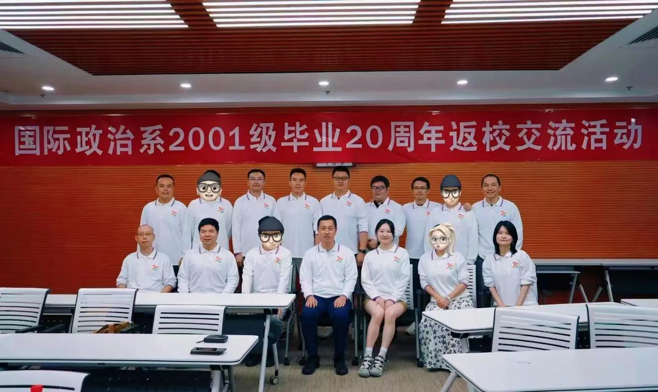 毕业20周年了[呲牙]部分同学返校相聚