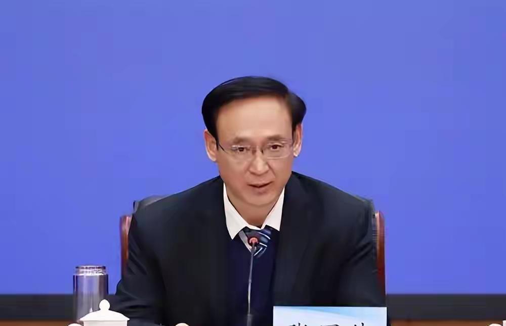在全身而退，安享退休生活和身败名裂，一无所有之间他还是选择了后者。
他19岁参加