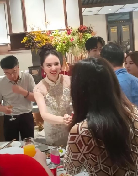 45岁董璇再婚，她又心动了。近日，45岁董璇结婚现场，她与新郎一起向宾客敬酒的画