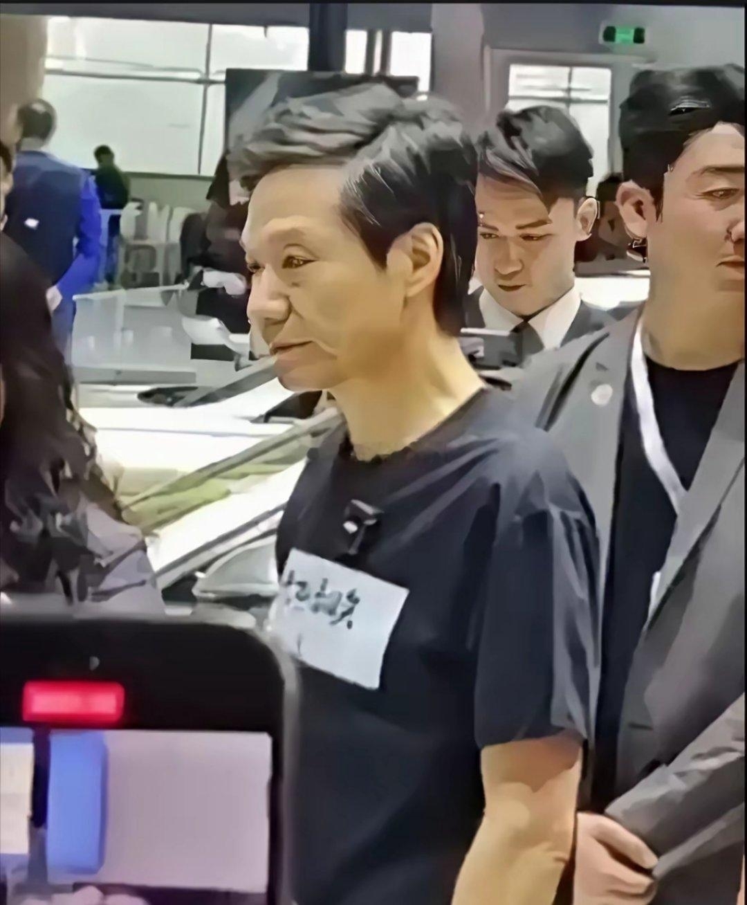 小米 SU7 事件对雷军影响太大了！才不到一个月，雷军近照肉眼可见暴瘦又显老。人