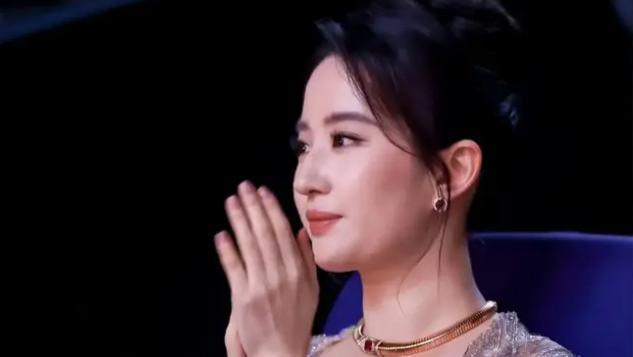 陈晓为刘亦菲颁奖！37岁她美得让人窒息，感言紧张到手抖