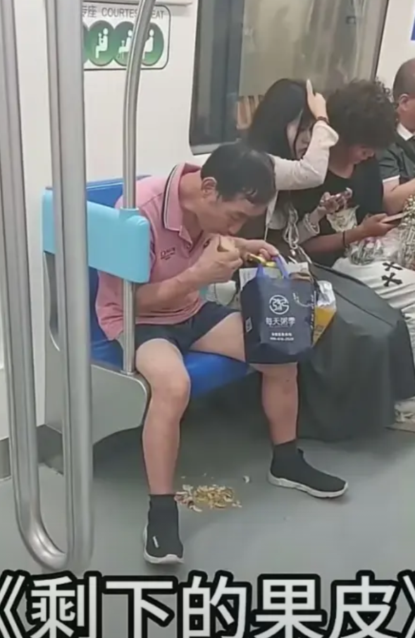 上海地铁九号线“爱心专座”上的果皮大爷，你出名了！

前两天，上海地铁拉扯年轻人