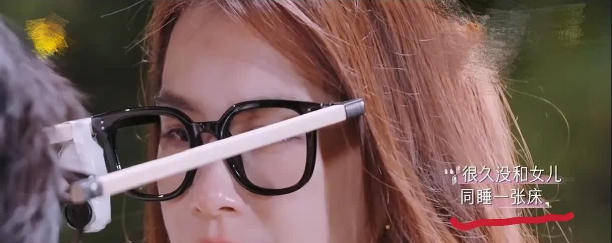 黄圣依妈妈说：
我们已经很久没有睡过一个房间，
很久没有睡过一张床。

