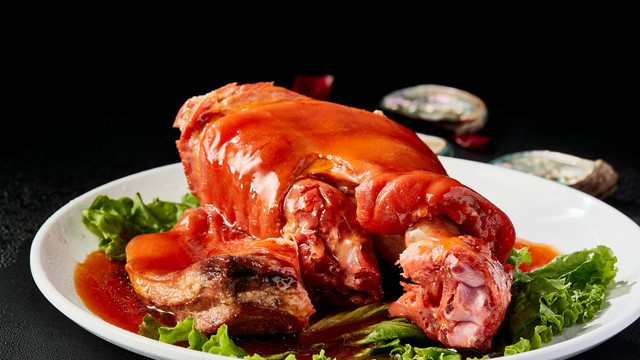 家里餐桌的默契：肘子炖好，小盅到位