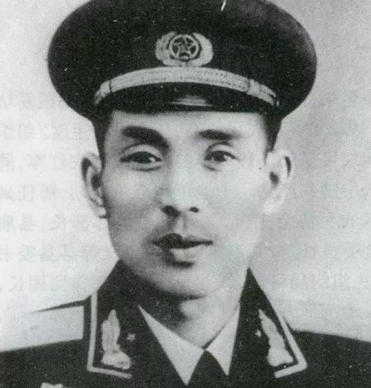 1955年授衔时他已经离休，上级想到他的贡献：授予他中将军衔
“1955年9月1
