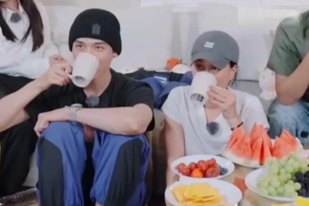 上一次在节目里毫无顾忌地吃东西的，
还是全红婵，这次是58岁那英!
而且有过之而