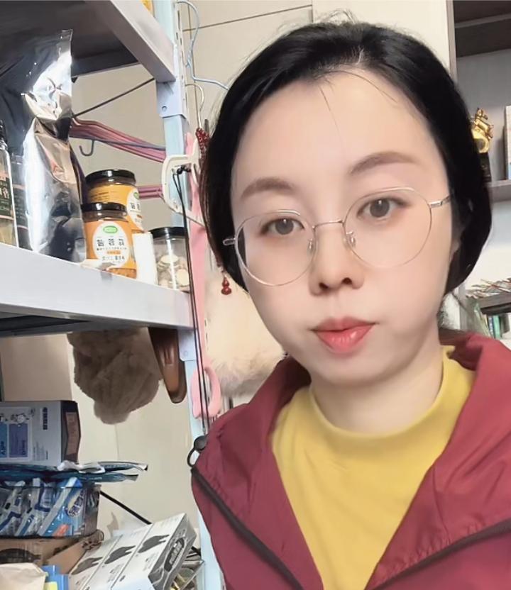 田静今天早上开播，直播间百十号人！
找眼镜找了半天，仓库里摆的东西非常多，田静说
