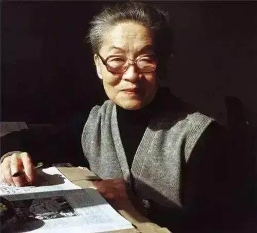 1973年，钱钟书的女儿被邻居骂了一句“臭寡妇”后又扇了一巴掌。谁知身为母亲的杨