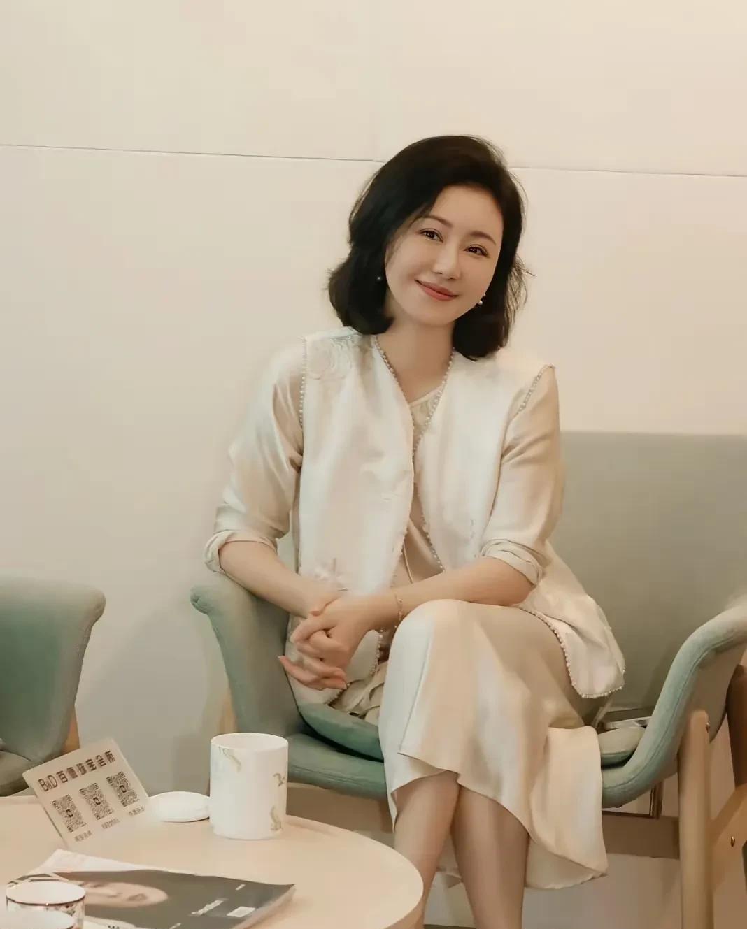 人没有钱的时候，连狗都看不起你，人唯一的出路就是自己有本事，自己没有本事，你舔谁