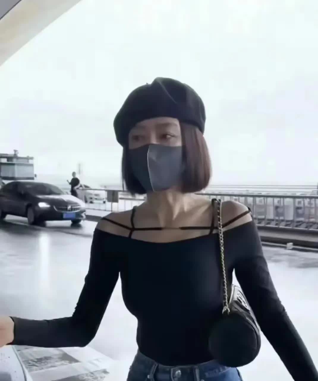 秦岚在机场被偶遇，身材管理绝了，平坦小腹，小蛮腰太好看了
