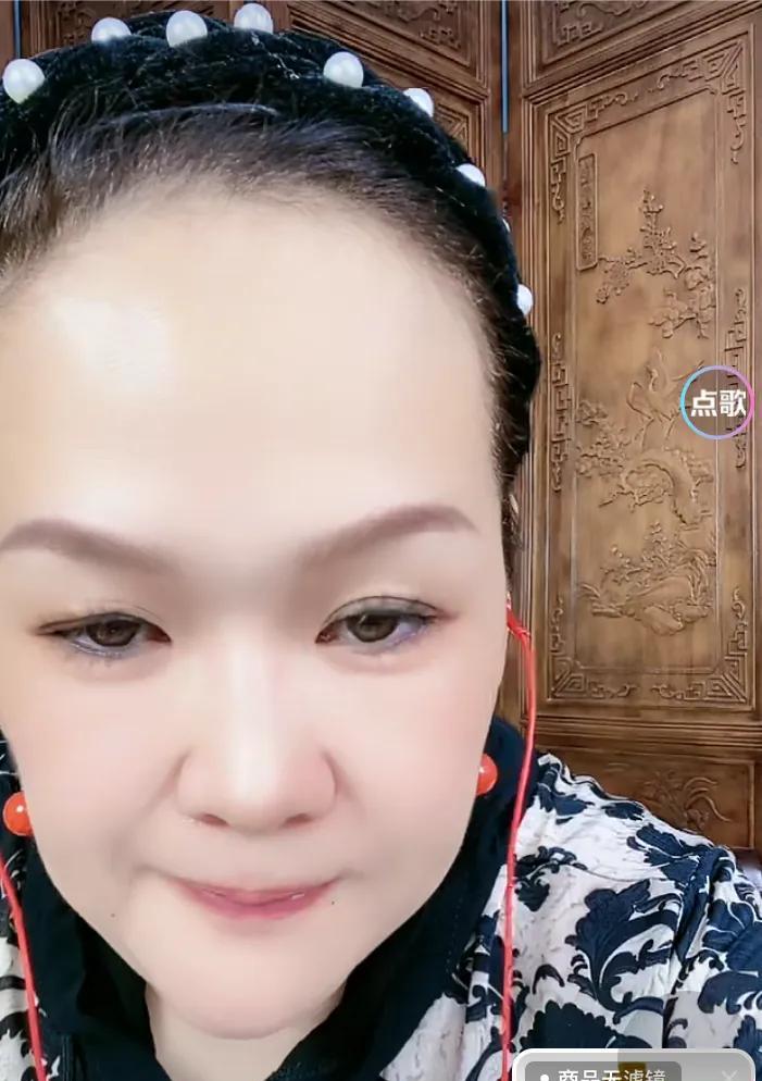 三月非常勤快，每天早上六点半就直播，直播间四五百人，小星星的也非常的支持！
三月