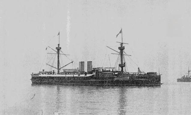 1947年,8艘日本军舰驶入上海吴淞口码头，海军少校钟汉波站在船头上,他从日本带
