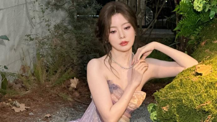 陈卓璇晒新年写真，一袭长裙尽显女神本色，曼妙身姿堪比画中仙子