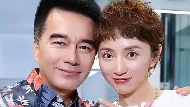 61岁许亚军现状：带一家三口在乐山旅游，16岁儿子身高已经一米八