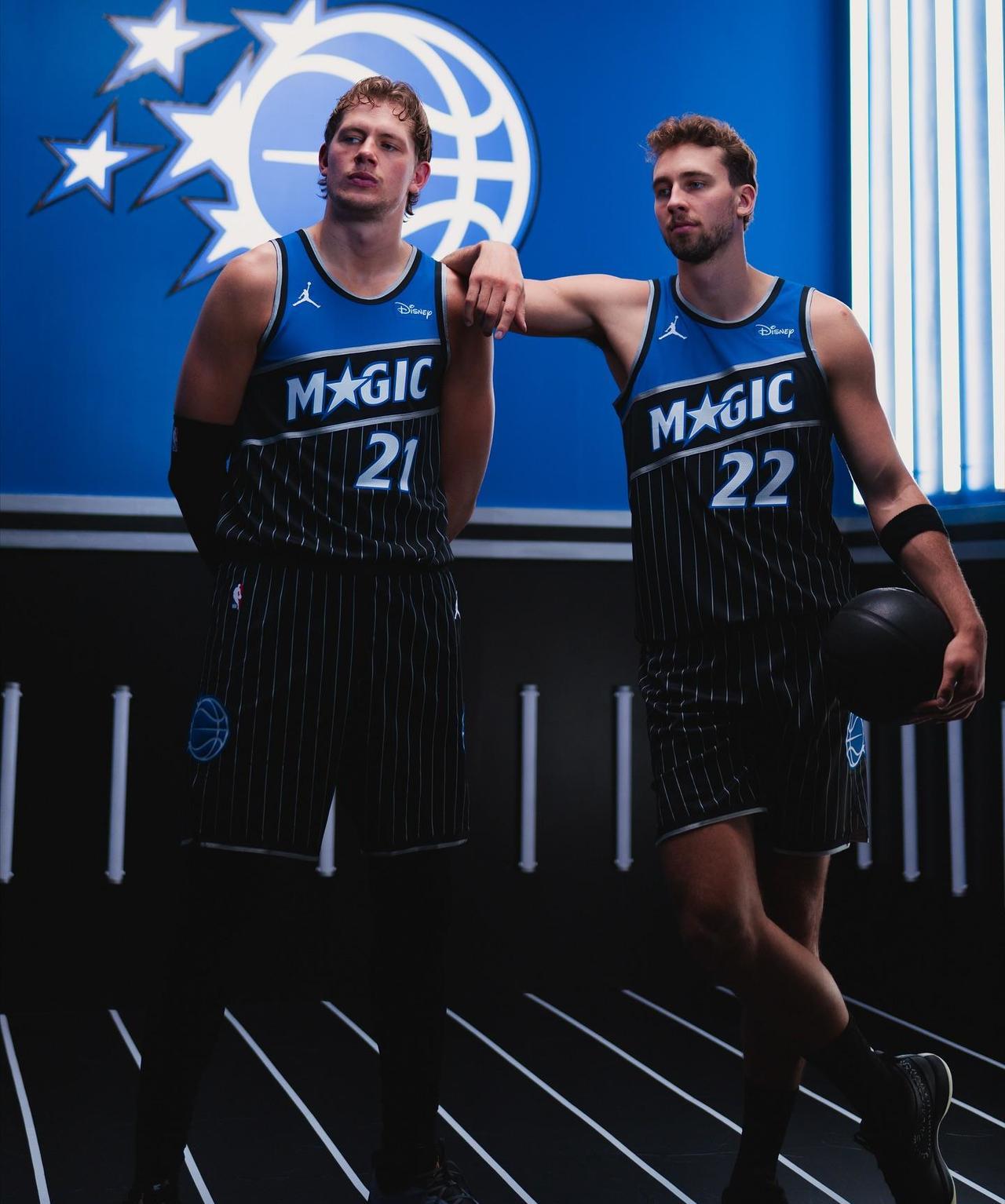 #NBA# 10月23日NBA早报与热点新闻！
    1.本赛季总决赛的地板上