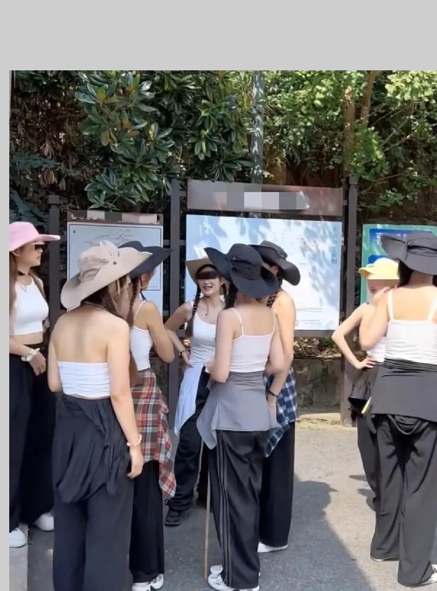 女生爬山也有固定穿搭了，就是上半身必须紧身吊带。但其实这个吊带因为紧，爬山还热，