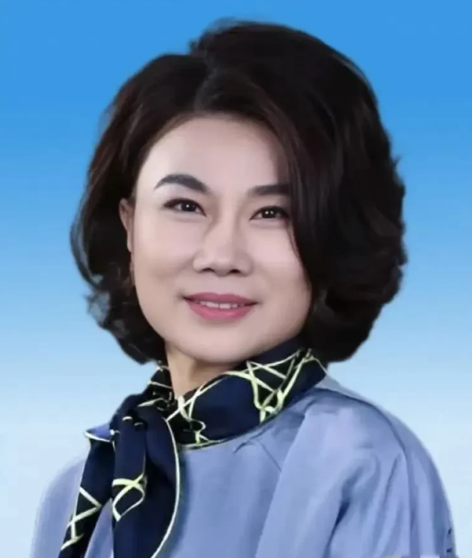 主持人曾向董明珠发问：“您坐拥百亿身价，可为何与亲哥哥关系疏远，长达 20 年都