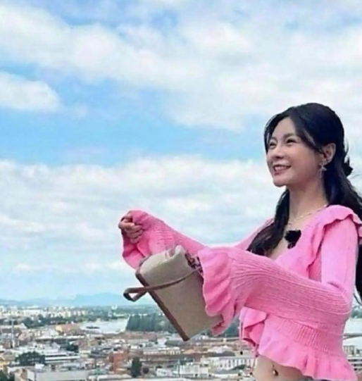 沈梦辰肚脐那儿啥情况啊，头一次看明星有这玩意儿 ​​​
