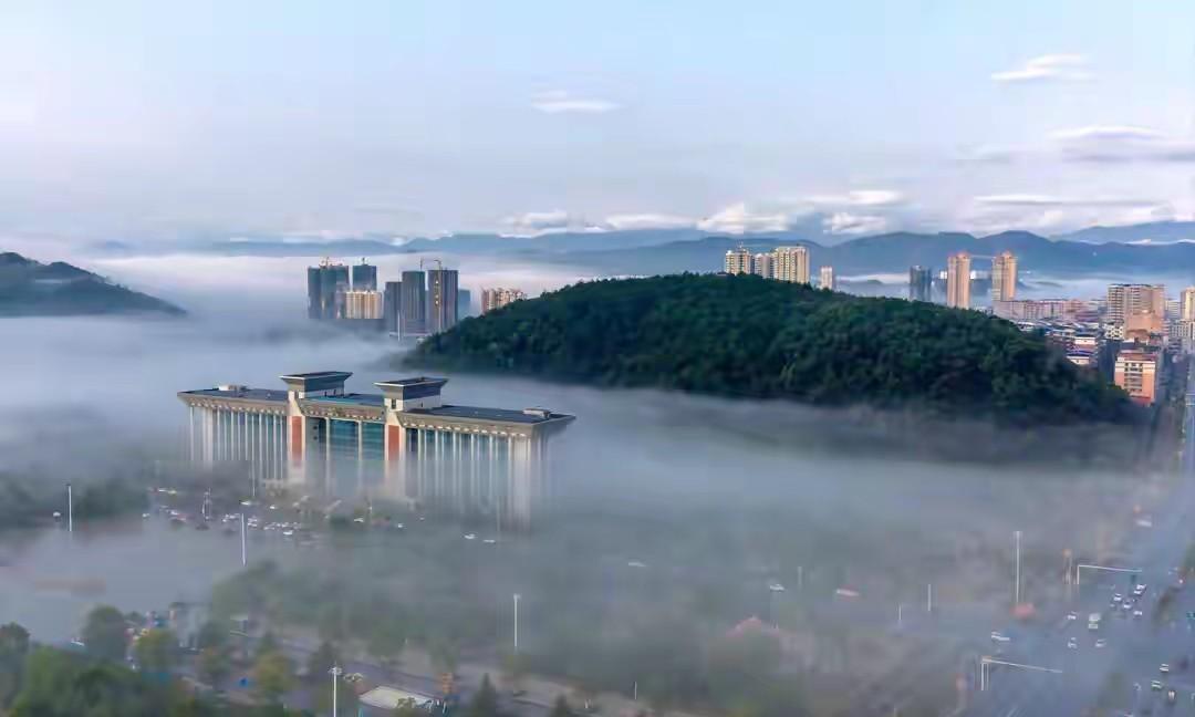 今天阴天，是近地自驾游的好天气。
正要起身，唐同学打电话给我，说冷水滩的杨同学来