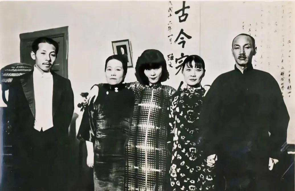 一张拍摄于张学良与蒋中正首次在南京会面时的照片，拍摄时间是1930年12月份，从